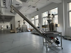 Seasoning screw conveyor